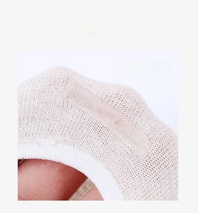 Vue détaillée de chaussettes invisibles en coton pour femmes avec silicone au talon