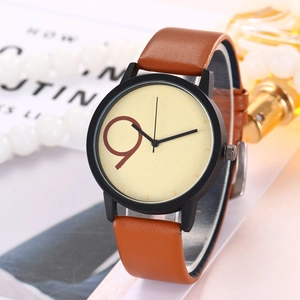 Orologio minimalista con cinturino in pelle marrone e numero artistico 9 sul quadrante