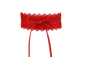 Detailansicht roter Spitzen-Korsettgürtel mit Blumenmuster und Kunstleder-Schleife