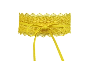 Detail eines gelben Spitzen-Korsettgürtels mit Blumenmuster und PU-Leder-Schleife