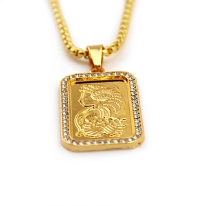 Collier hip hop doré avec pendentif portrait rectangle et cadre serti de cristaux
