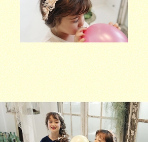 Detalle de cinta de pelo de encaje floral con perlas en una niña en un entorno vintage