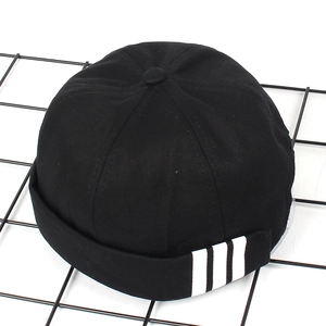 Schwarze Dockermütze im Streetstyle mit drei weißen Streifen auf Baumwoll-Canvas-Stoff