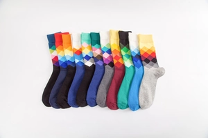 Detaillierte Ansicht bunter Socken mit Rautenmuster aus Baumwolle in vielen Farbkombinationen