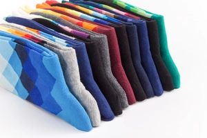 Detailansicht der Herren-Baumwollsocken mit bunten Rautenmustern und Streifenmotiven