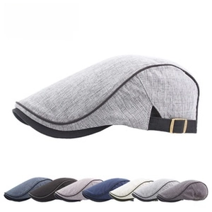 Détail de la boucle métallique et de la texture en laine d'une casquette plate