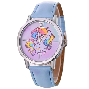 Détail d'une montre à quartz bleu clair avec motif de poney et cadran dégradé violet