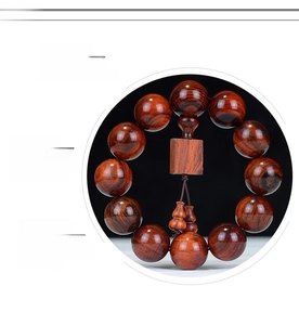 Gros plan de perles en bois de rose rouge avec grain haute densité et fini poli