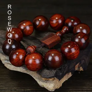 Bracelet en bois de rose rouge foncé avec pendentif carré sur socle en bois