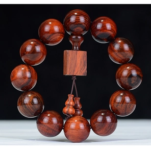 Vue macro de perles bouddhistes en bois de rose brun foncé avec breloques en bois