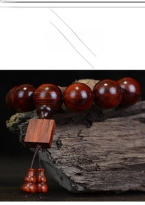 Détail de perles de prière en bois de rose avec grain naturel et pendentif calebasse
