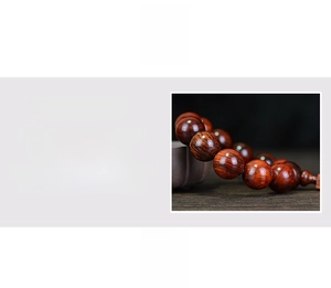 Vue détaillée du chapelet en bois de rose poli avec grain fin et finition brillante
