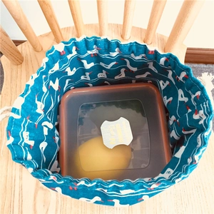Détail du sac à lunch en coton épais avec motif de cygne bleu et fermeture à cordon