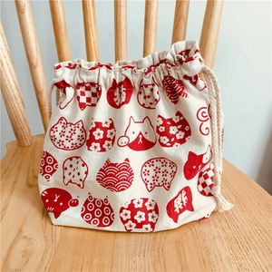 Gros plan d'un sac à cordon en coton et lin japonais avec motifs de chats et de vagues
