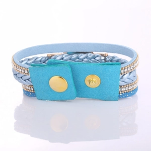 Détail d'un bracelet montre multicouche de style bohème avec des strass et perles bleues