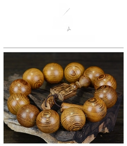 Détails macro des perles en bois de Wenge africain avec grain naturel et texture