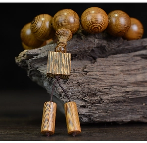 Vue macro d'un bracelet bouddhiste en bois de Wengé montrant les veines sur un support