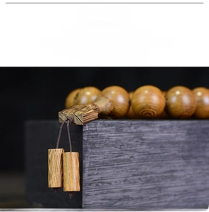 Vue détaillée de perles en bois d'aile de poulet polies avec grain naturel et fini brillant
