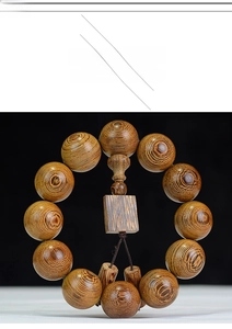 Détail des perles de bois de wengé africain avec grain unique et pendentif carré