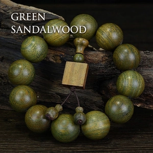 Naturholz Armband aus grünem Sandelholz mit quadratischem Anhänger und kleinen Kürbissen