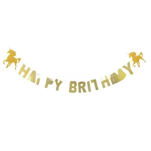 Detalle del cartel Happy Birthday brillante oro rosa con siluetas de unicornio