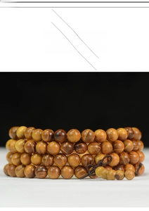 Gros plan de chapelets en bois de santal avec grain naturel et nœuds traditionnels