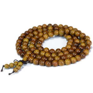 Chapelet de 108 perles en bois de santal pour méditation sur fond blanc