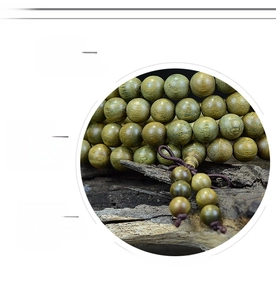 Gros plan de 108 perles de prière en bois de santal avec grain naturel sur bois patiné