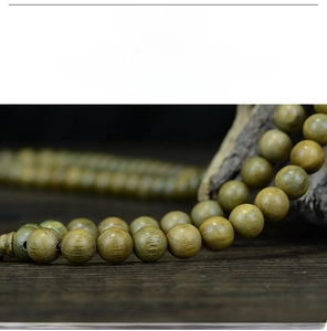 Détails macro de perles en bois de santal vert argentin avec grain naturel et fini huileux