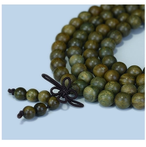 Vue macro de 108 perles en bois de santal avec grain naturel et noeud classique