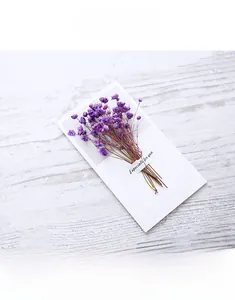 Dettaglio di biglietto con fiori secchi viola e nastro augurale Especially for you