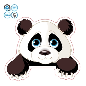 Dettaglio di un adesivo da parete con panda animato e loghi di certificazione