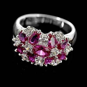 Macro di anello in argento con pietre ovali rosso rosa e zirconi bianchi brillanti