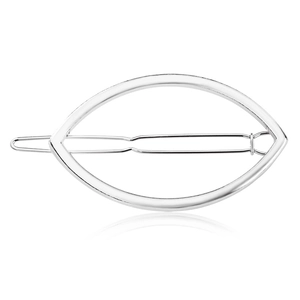 Barrette à cheveux géométrique ovale en métal argenté avec design évidé sur blanc