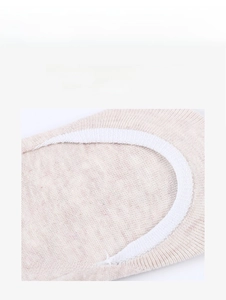 Détail du revers élastique renforcé sur chaussettes invisibles en coton beige antidérapantes