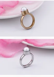 Détails de bagues en acier titane or et argent ornées de perles d'eau douce blanches