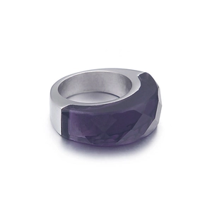 Anillo moderno de acero inoxidable con piedra de resina facetada púrpura en fondo blanco