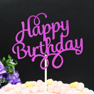 Glitzernder lila Happy Birthday Kuchendekor auf Marshmallow-Torte mit Blumendetails