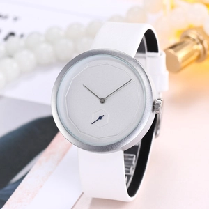 Dettaglio di un orologio minimalista in pelle bianca con quadrante opaco grigio-argento