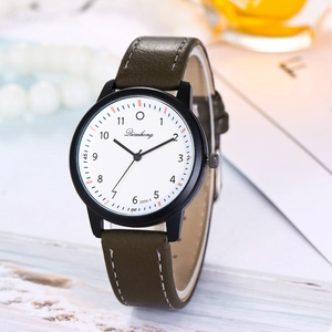 Dettaglio dell'orologio al quarzo minimalista con cinturino in pelle verde e cassa nera