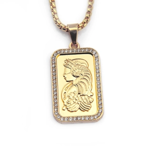 Collier hip hop doré avec pendentif portrait rectangulaire serti de strass brillants