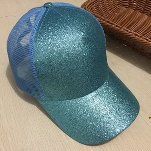 Dettaglio del cappello da baseball con paillettes blu con trama lucida e rete traspirante