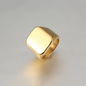 Anillo de sello cuadrado de oro pulido para hombre en acero titanio, vista lateral de 45°