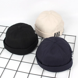 Drei Docker Caps in Schwarz, Creme und Navy mit gestreiften Details auf Metallgitter