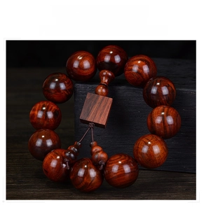 Gros plan de perles de prière en bois de rose poli avec texture naturelle de grain Tigre