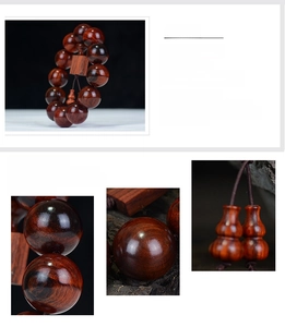 Détails macro des perles en bois de rose avec texture huilée et pendentifs artisanaux