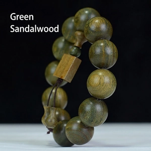 Authentisches grünes Sandelholz-Armband mit natürlicher Maserung und geschnitzten Anhängern