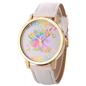 Détail de montre à quartz dorée pour enfants avec bracelet blanc et cadran licorne