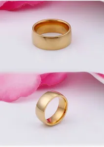 Dettaglio macro dell'anello in acciaio al titanio dorato 8mm con finitura a specchio