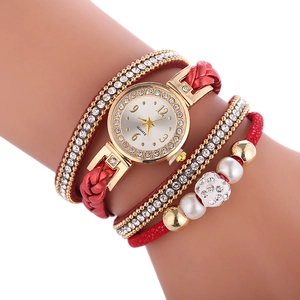 Montre bracelet femme rouge multicouche avec strass brillants et boîtier doré chic